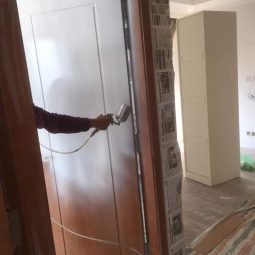 Sơn mới cửa gỗ chung cư chị Hà – Linh Đàm