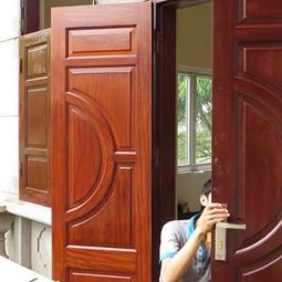Sơn mới cửa gỗ nhà Bác Hải – Láng Hạ